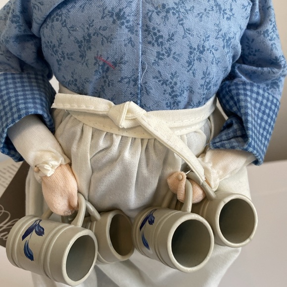 Byers' Choice Tavern Woman with Mugs - 2004 - Picture 4 of 13